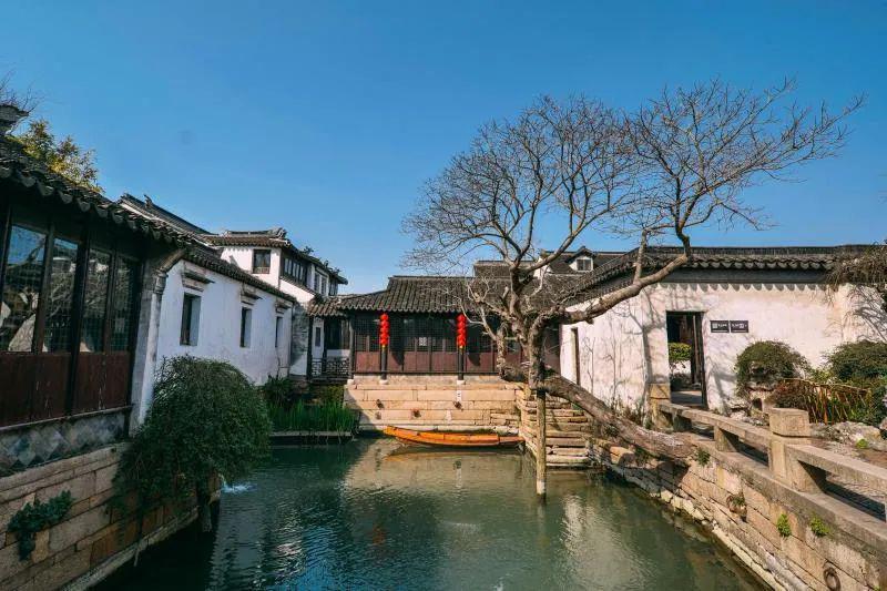 学校有6个教室，每个教室有6人，至少需要住几人